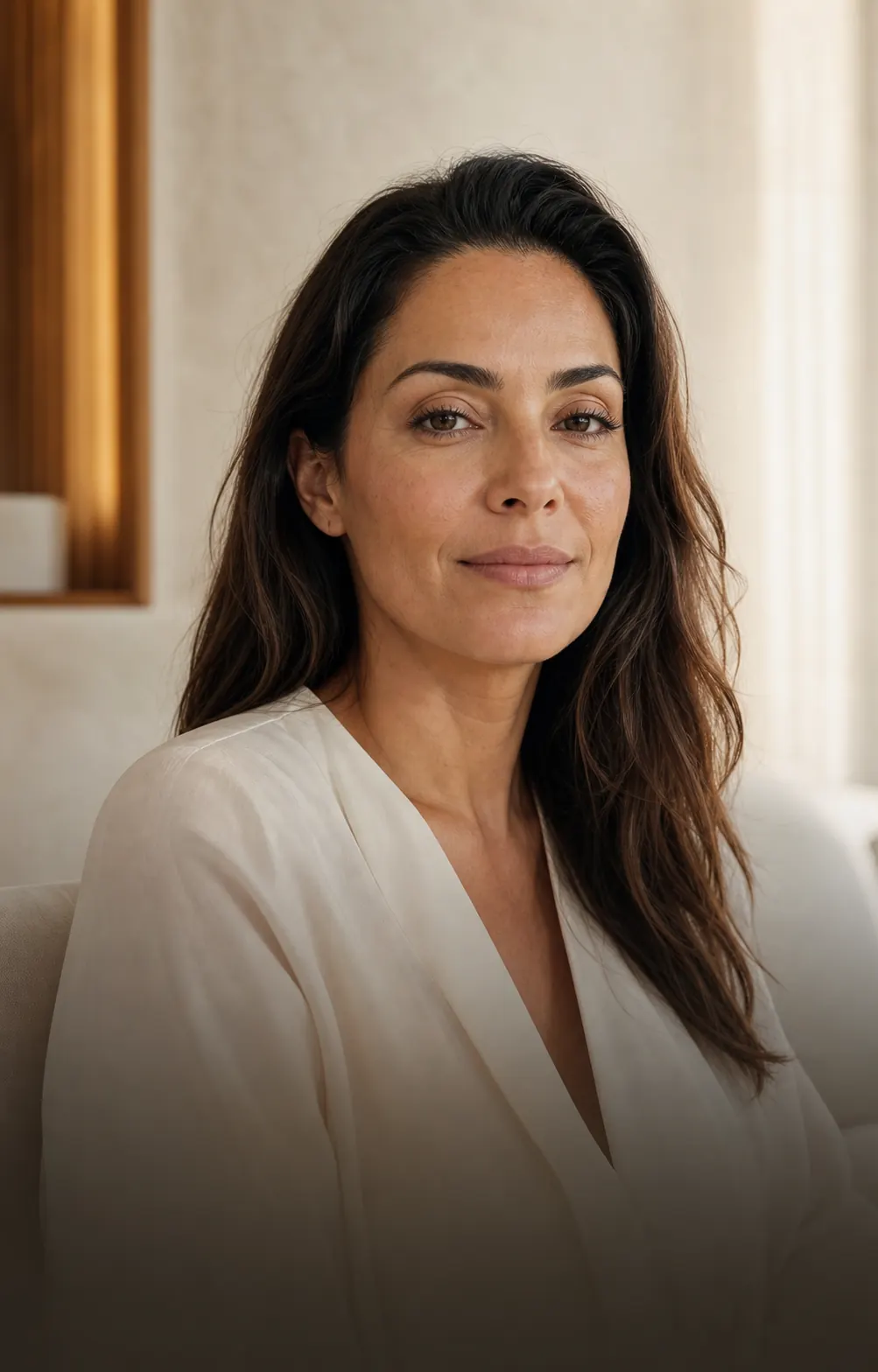 Mulher com expressão natural em ambiente clínico acolhedor